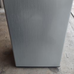 Magic Chef refrigerator. See attached pic for model number