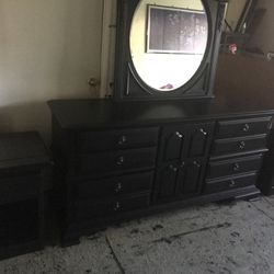 Dresser 2 nightstands . Free Mirror !