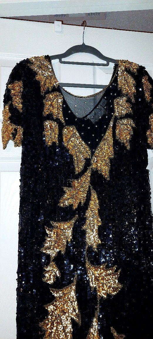 GOLD/BLACK VINTAGE SEQUINS DRESS. size Med, $75 GLENN HEIGHTS TX PPU OR SHIPPING AVAILABLE 
