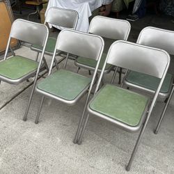 Folding Chairs    6 Chairs 
