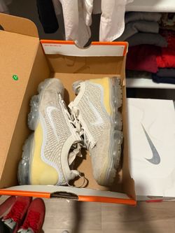 White nike vaporMax Plus