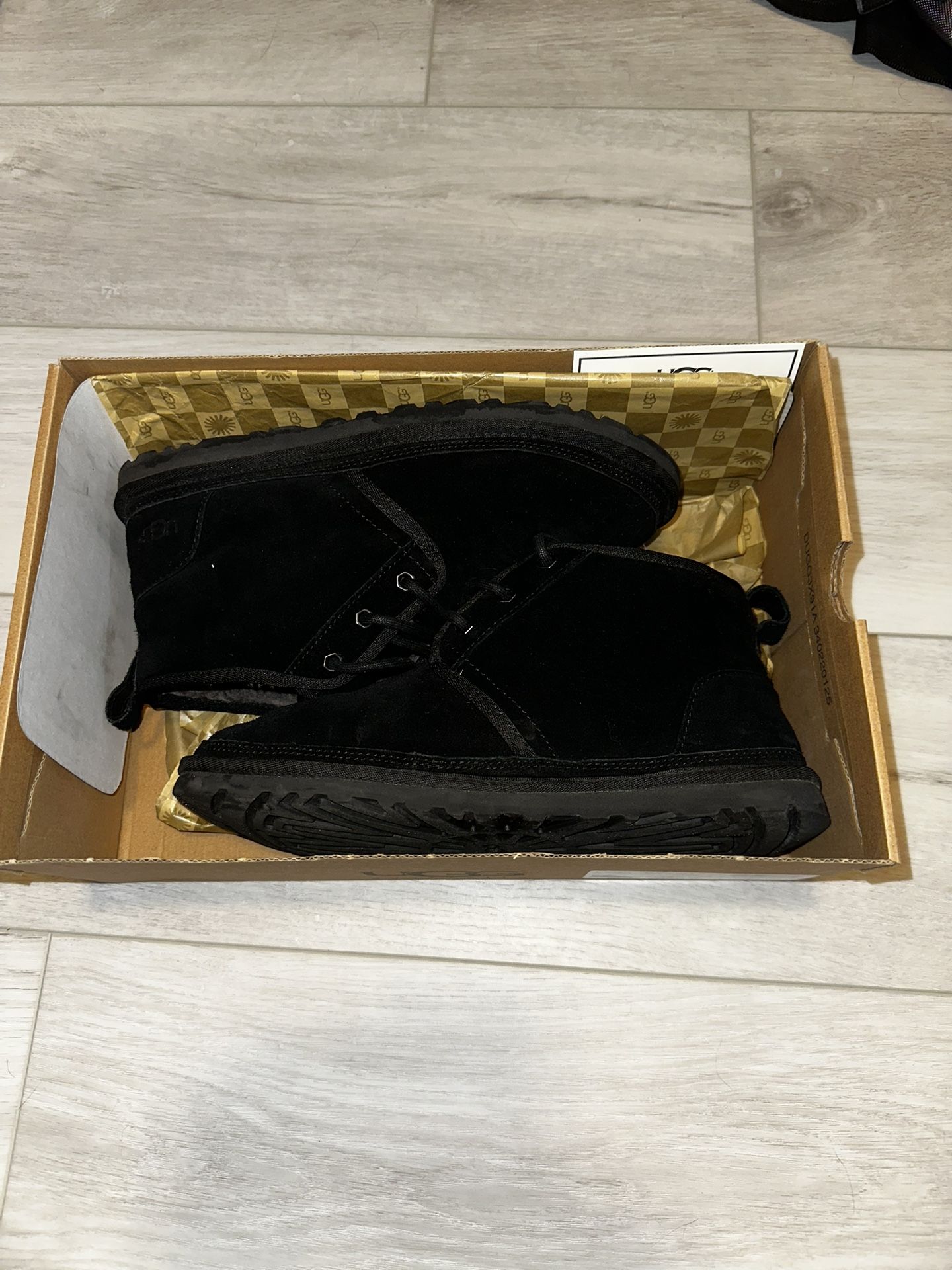Ugg neumel black size 8M