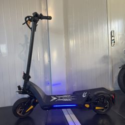 Dual-motor high-speed electric scooter