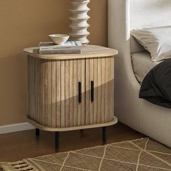 LuxenHome 19" Mid Century Modern Nightstand with Storage, Oak Night Stand Small Fluted Nightstand with Sliding Door, Boho Bedside Table with Curved Ed