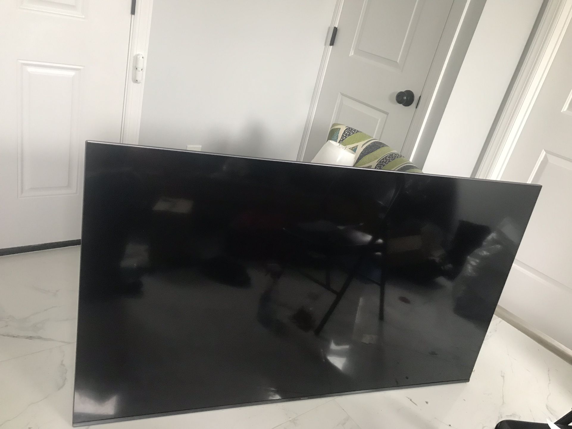 Samsung 65” Smart TV 8 Series Comes With Power Cord And Remote