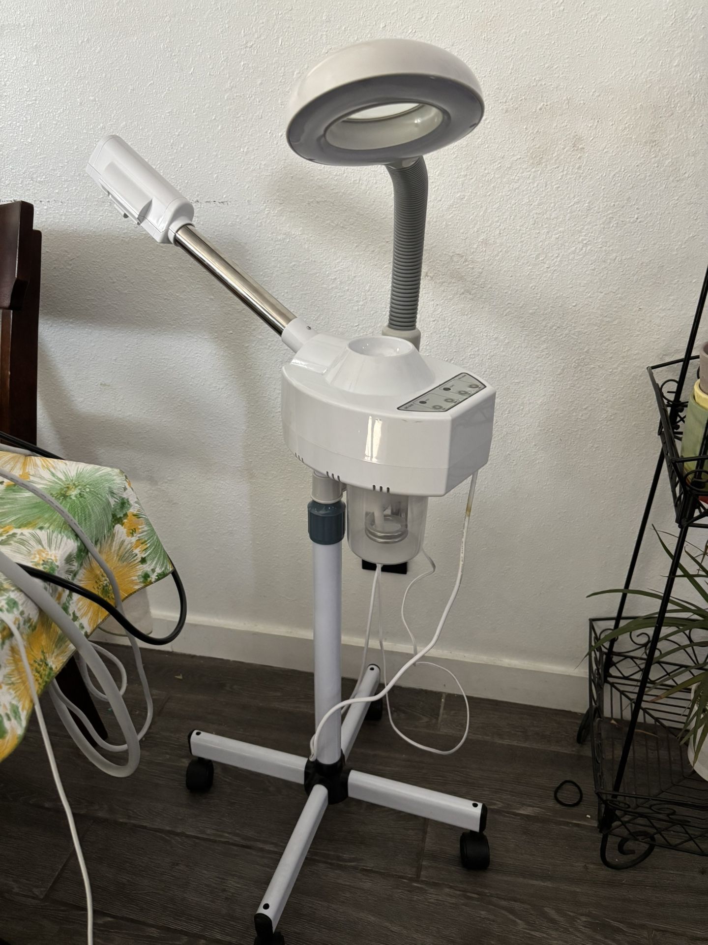 Facial Steamer With Magnifying Lamp