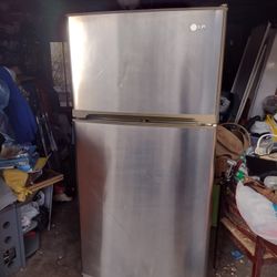 LG Refrigerator/Freezer Combo  W/ Ice Maker 