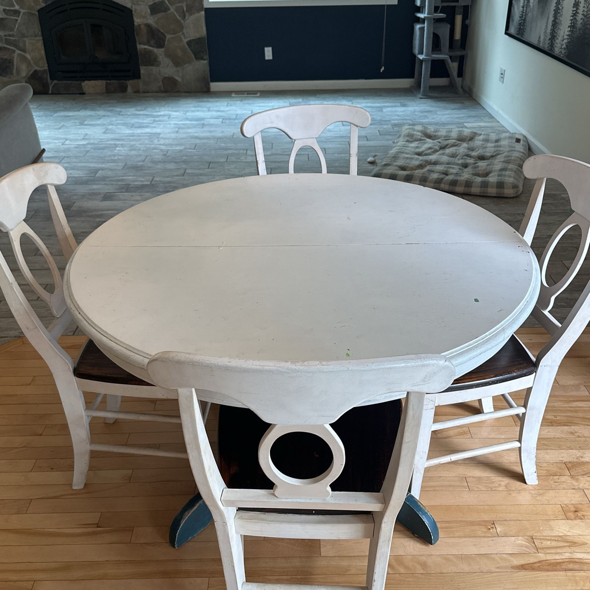 Kitchen Table And 4 Chairs