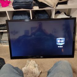 LG 47" TV With Remote 