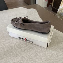 Minnetonka Kilts Grey Moccasins W8.5