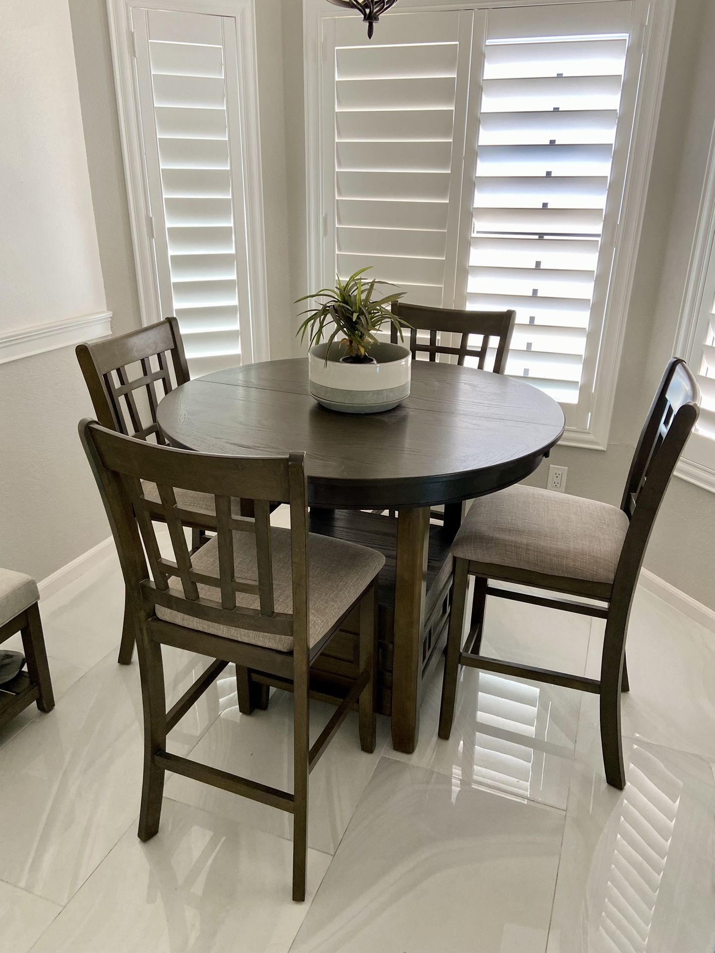 Round Bistro Breakfast Table & Chairs