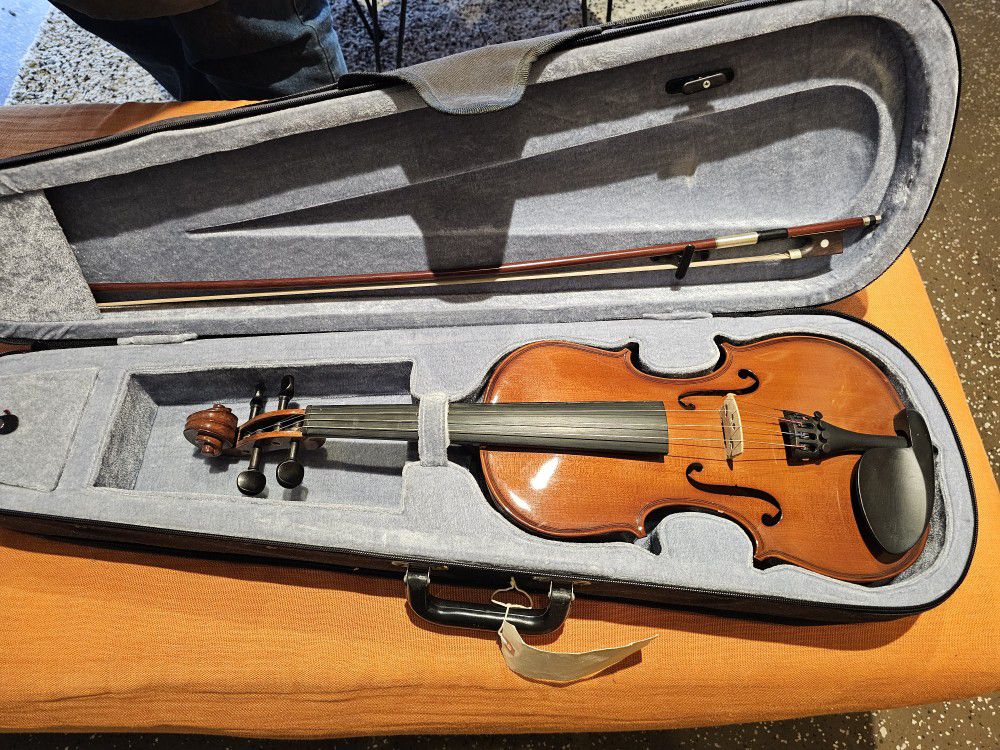 Standard Size Violin With Case and Bow