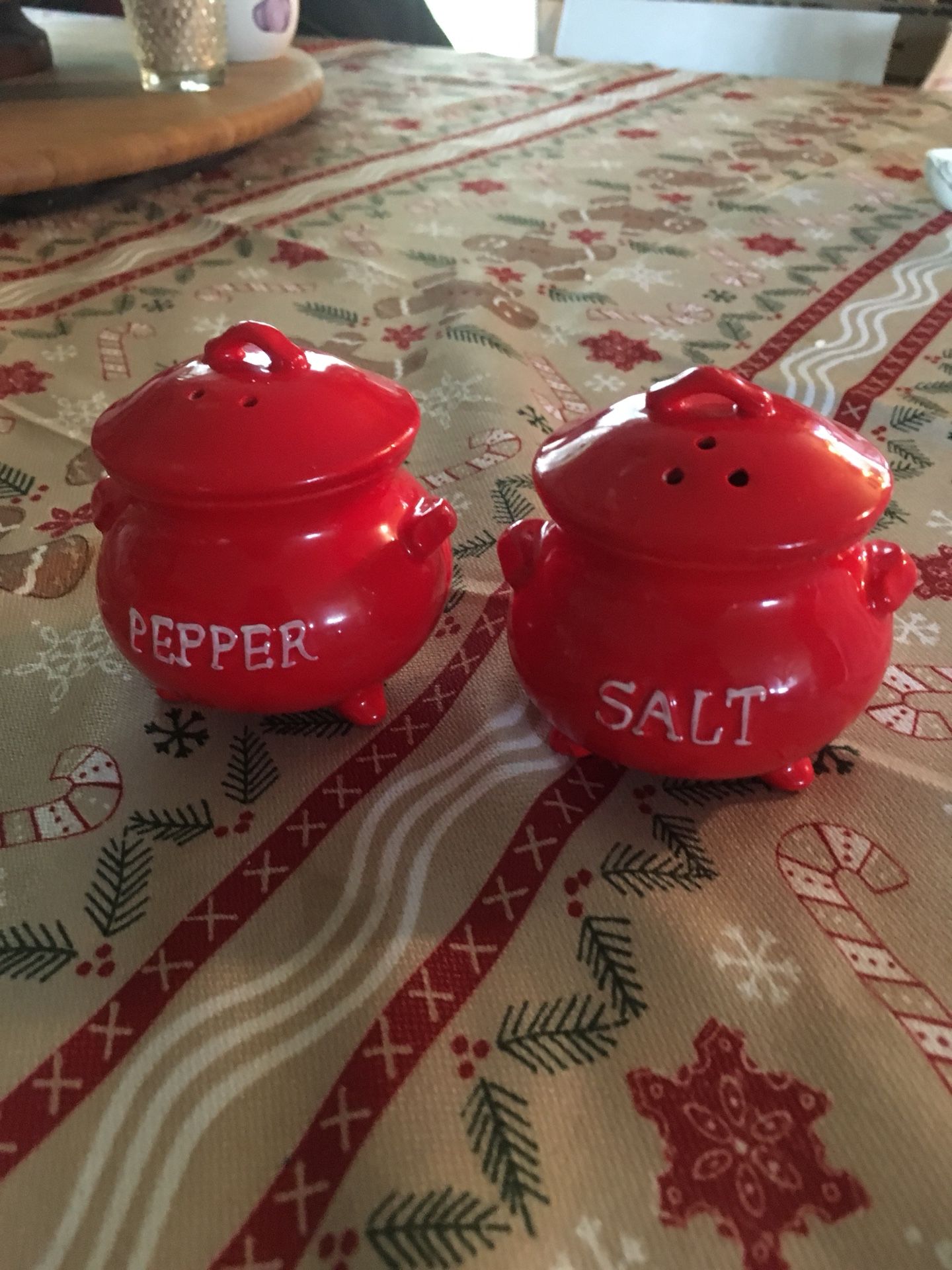 Red kettle salt/pepper shakers