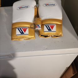 16 Oz White And Gold Boxing  Gloves With Free Hand Wraps 