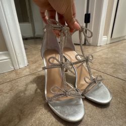Sliver heels with bows