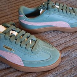 Women PUMAS SIZE 6