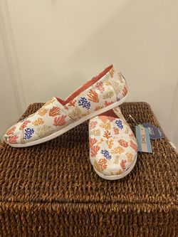 Beautiful NWT Coral Reef Soft Bottom Toms! 