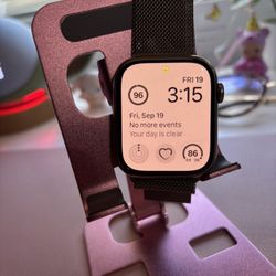 Apple Watch Series 7 (GPS + Cellular) 45mm Gold Stainless Steel Case with Gold Milanese Loop