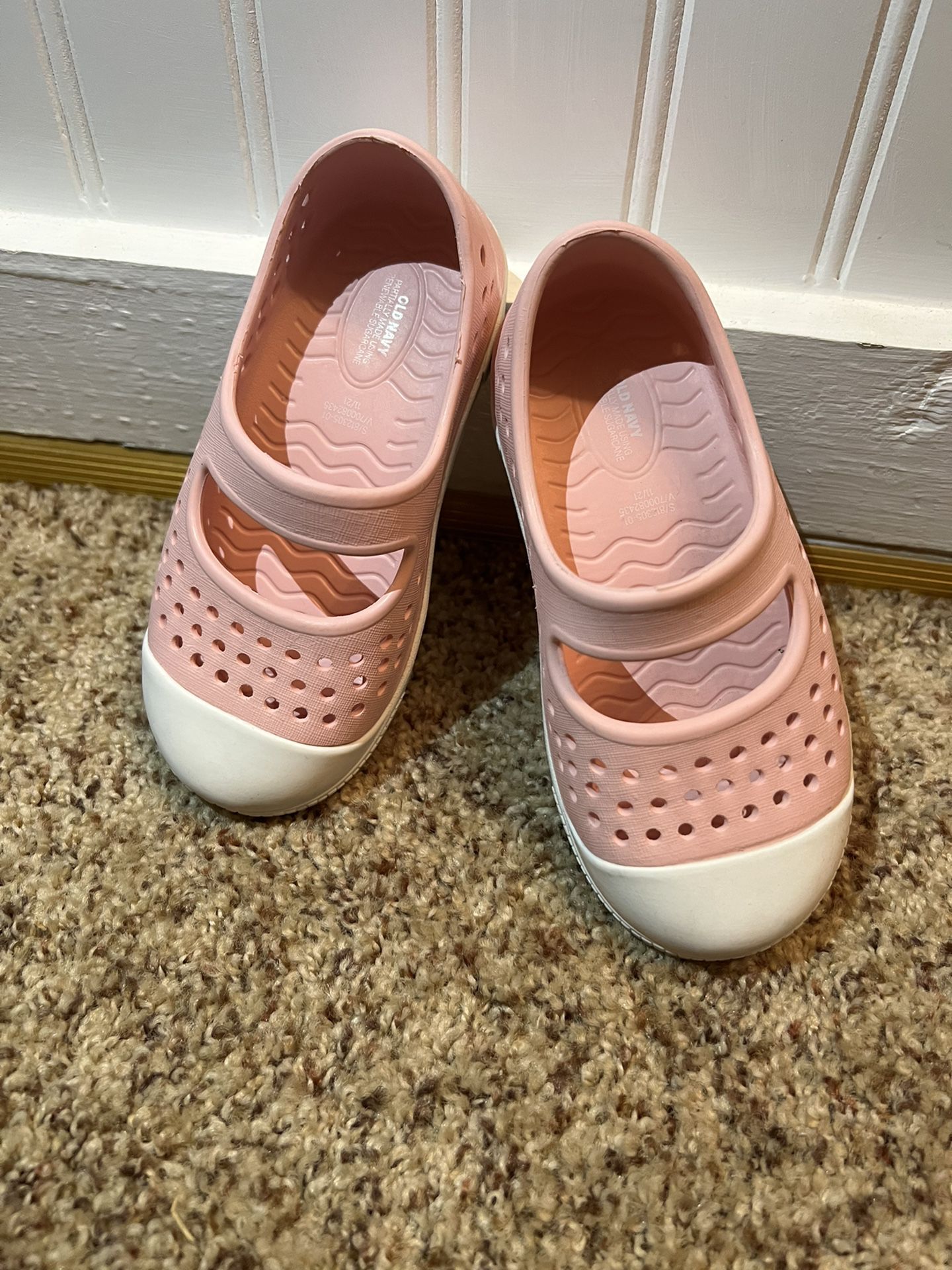 Old Navy Crocs. Pink slipper ons Size 8