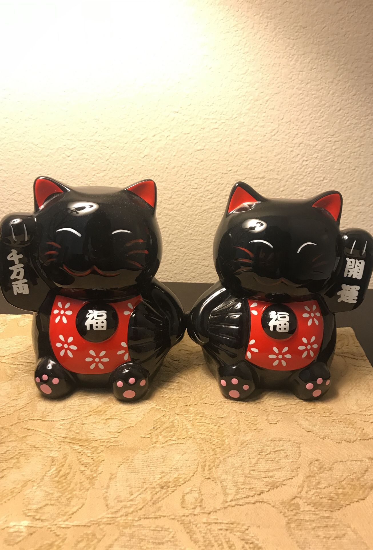 Daiso ceramic cats (left and right)