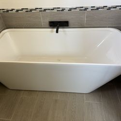 Modern Freestanding Soaking Tub – Excellent Condition