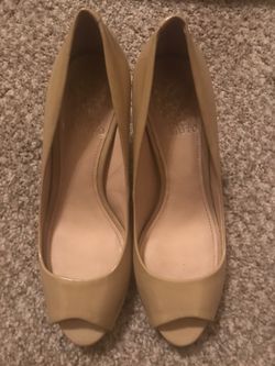 Preowned Vince Camuto Kiley Patent Leather Peep Toe Pumps - Nude - 6.5M