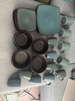 Plates, bowls, and other dinner items