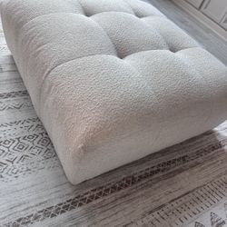 ✨ Large Tufted Ottoman – Barely Used, Excellent Condition ✨
