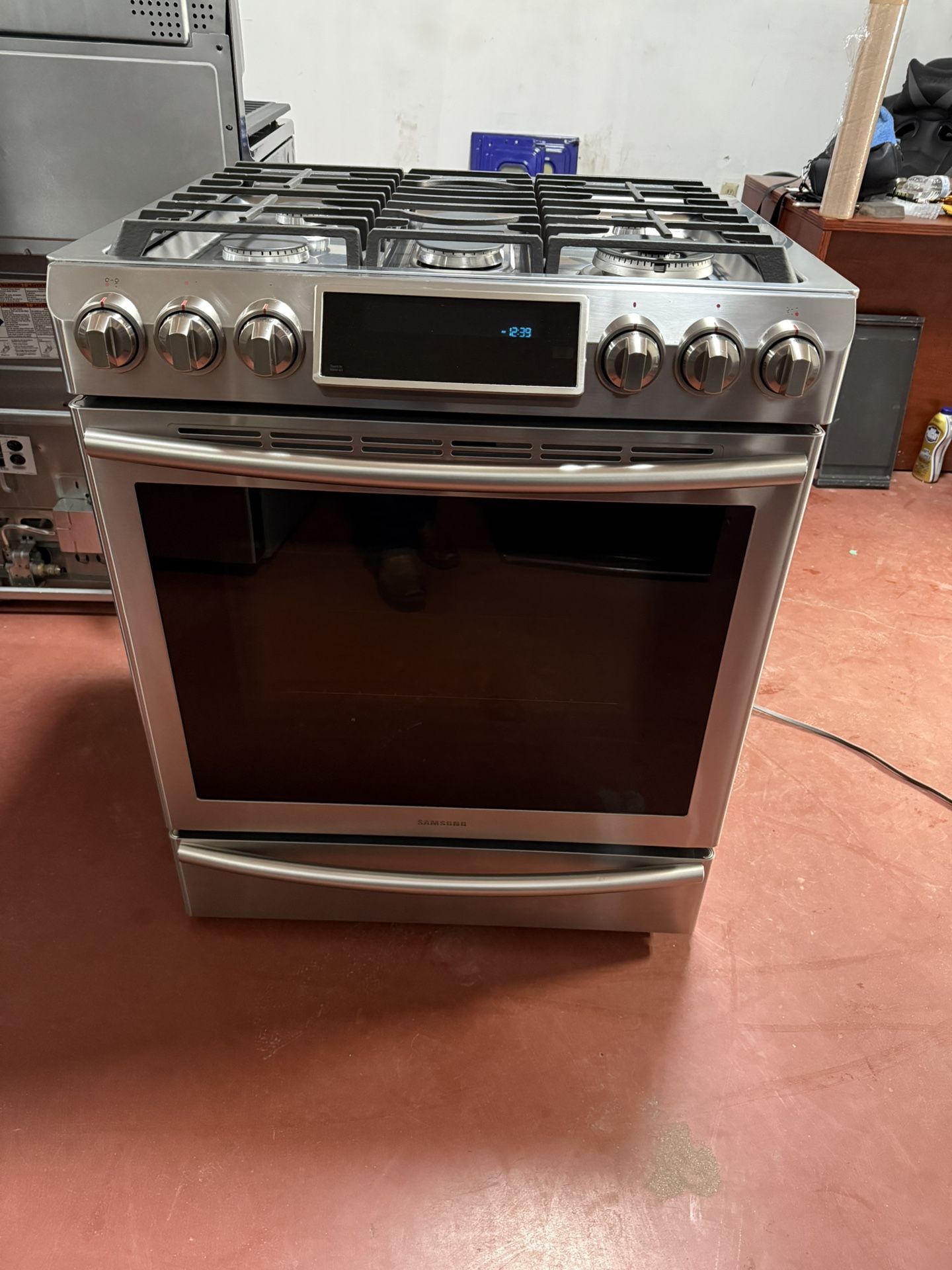 Samsung 5-burner gas stove in very good condition, working perfectly, delivered to your home and installed with a 3-month warranty.