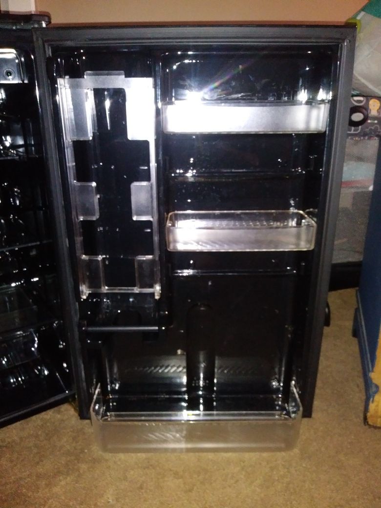 sanyo 4.9 mini fridge