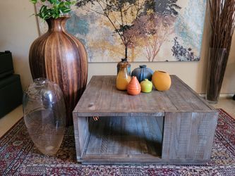 Mesa de centro y floreros grandes y pequeños