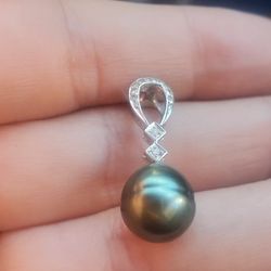 14k Gold Peral Diamond Pendant.