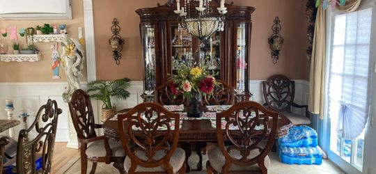 Beautiful solid wood dinning room set comes with lighted hutch