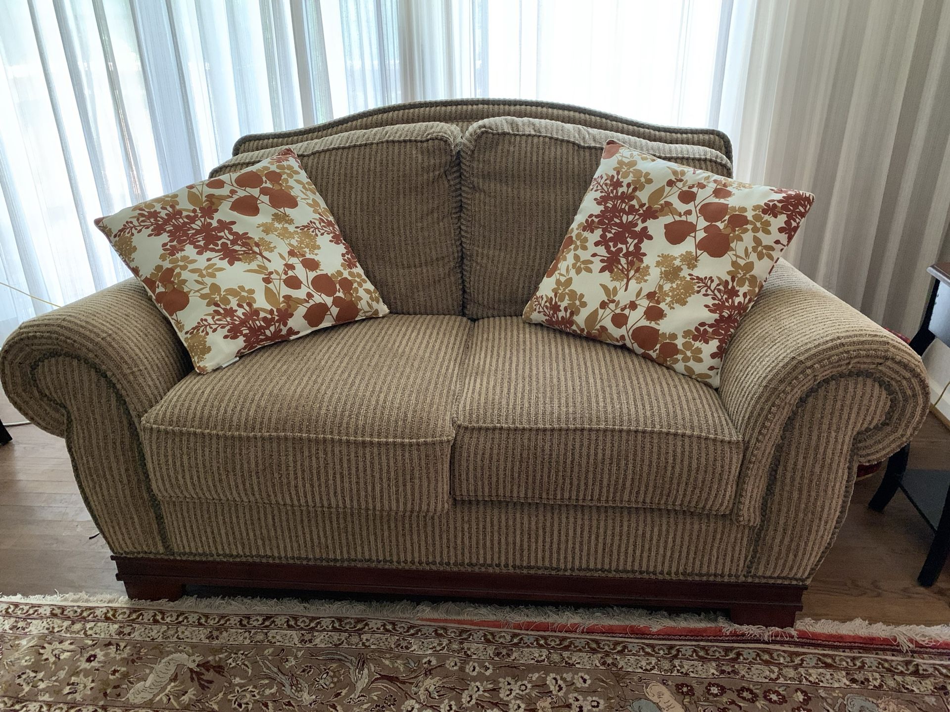 Three-Piece Living Room Set – Sofa, Loveseat & Ottoman