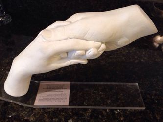 Holding hands sculpture by Austin Productions