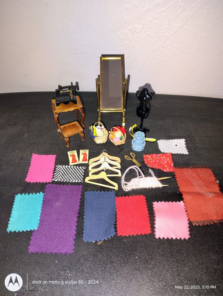 Miniature Dollhouse Furniture Sewing Room Singer Machine VTG