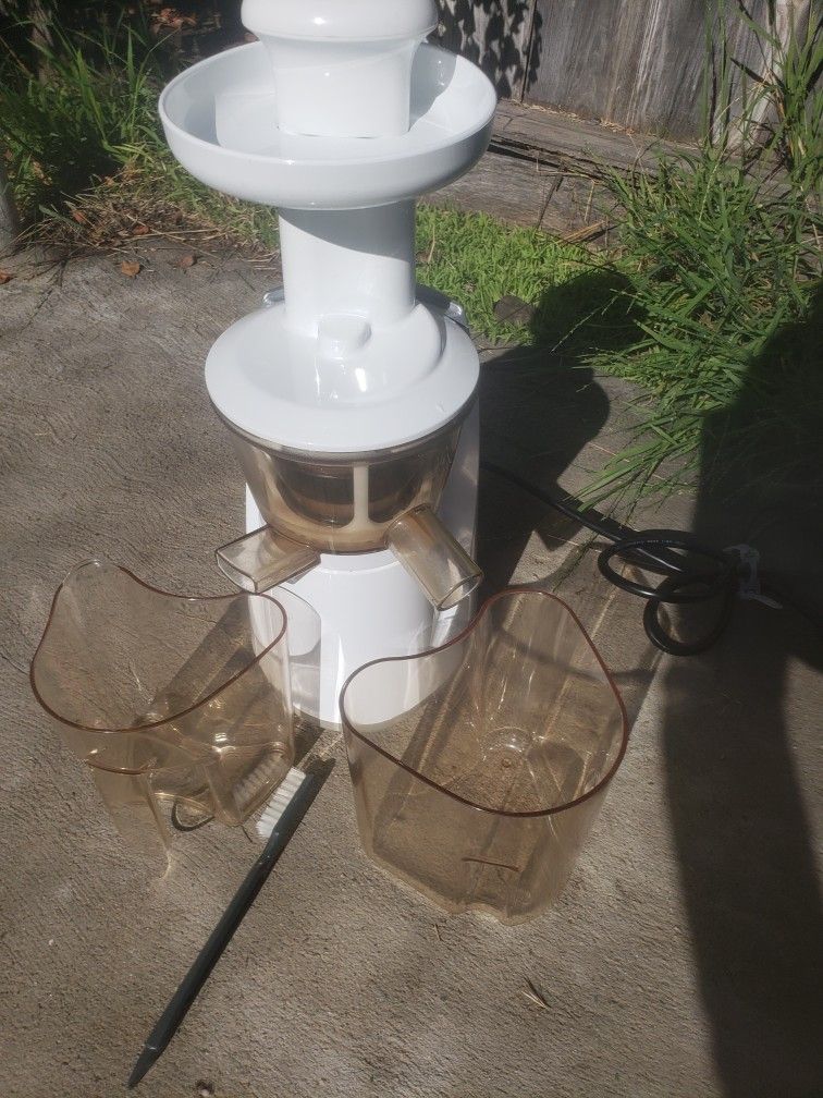 HUROM HU-100 juice extractor in excellent working condition.