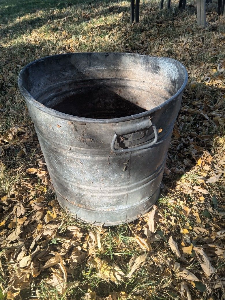 Antique Flower Plant Pot Metal Bucket (Garden / Lawn Decor)