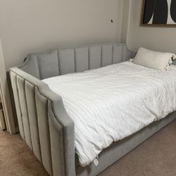 2 twin day beds with mattress 