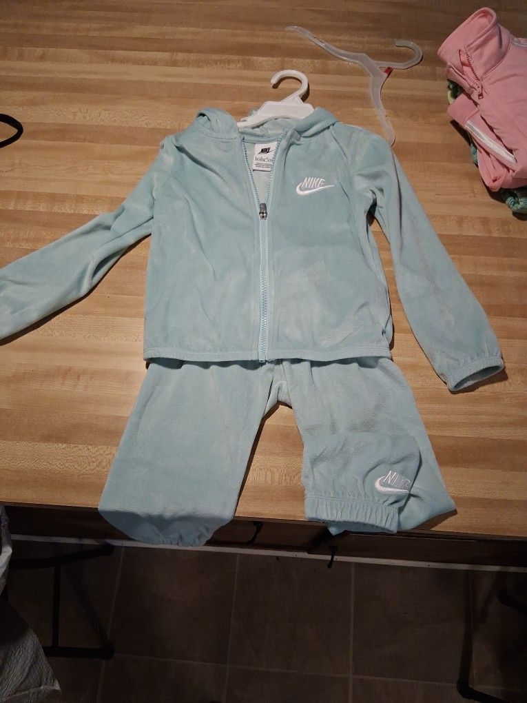 Girls Nike 2 Piece Set. Size 4-5yrs