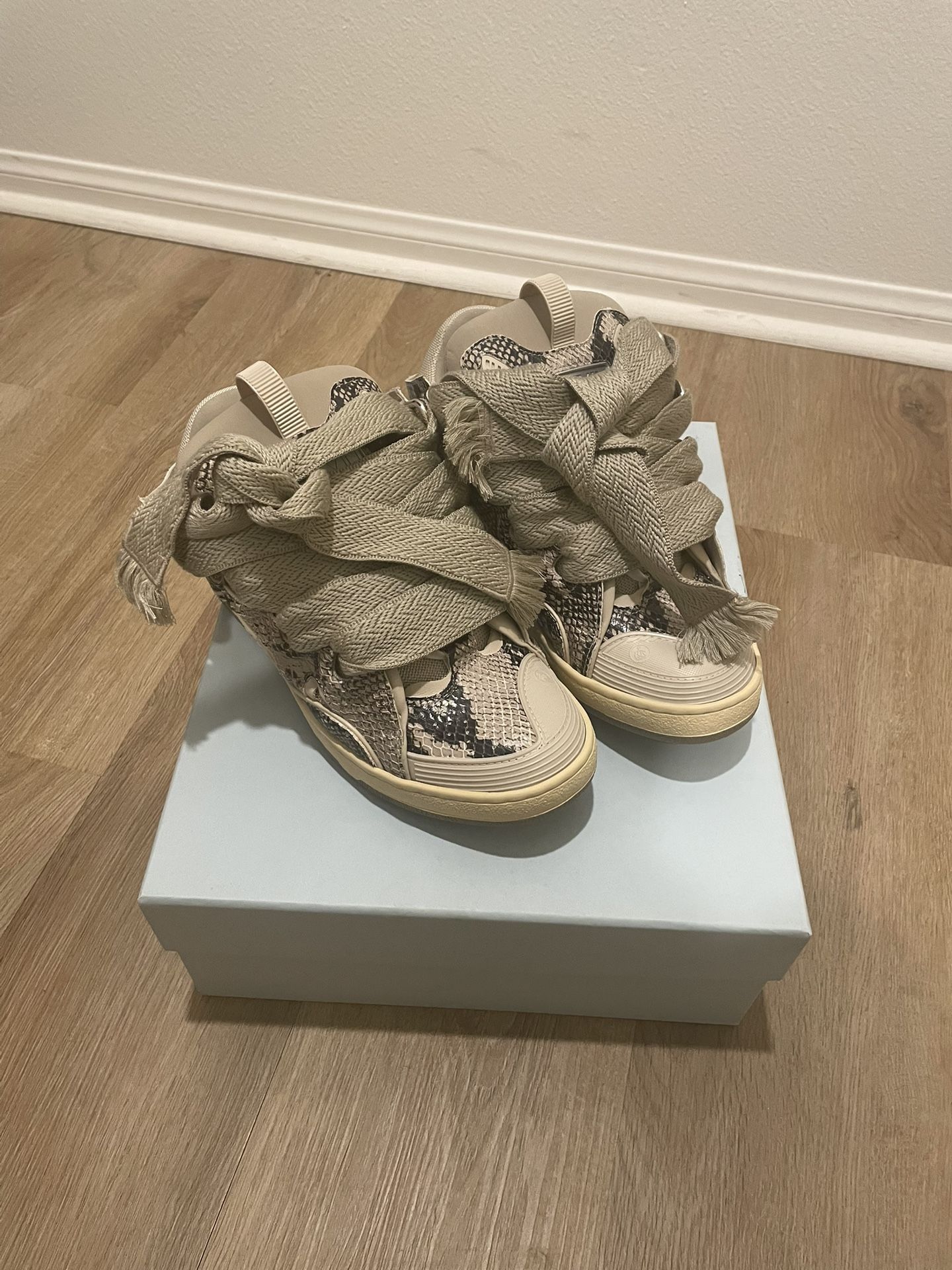 Lanvin Curb