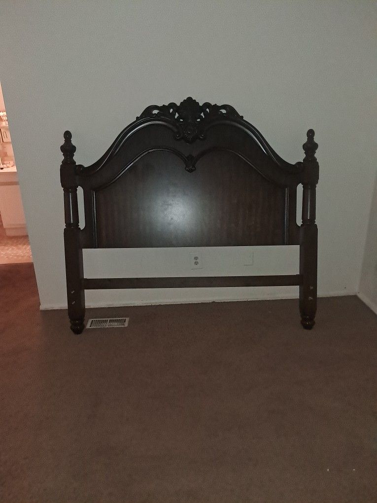 Queen size bedframe
