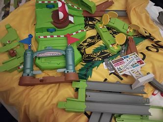 Hot Wheels Mario kart Circuit Tracks,Missing 3 Tracks And Vehicles Plus 2 Connectors 