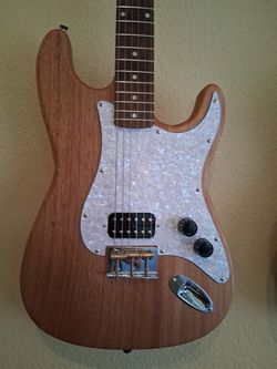 Guitar Strat style  plays perfect