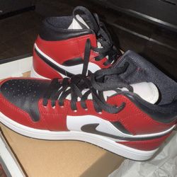 Jordan 1 Mid chicago black toe 