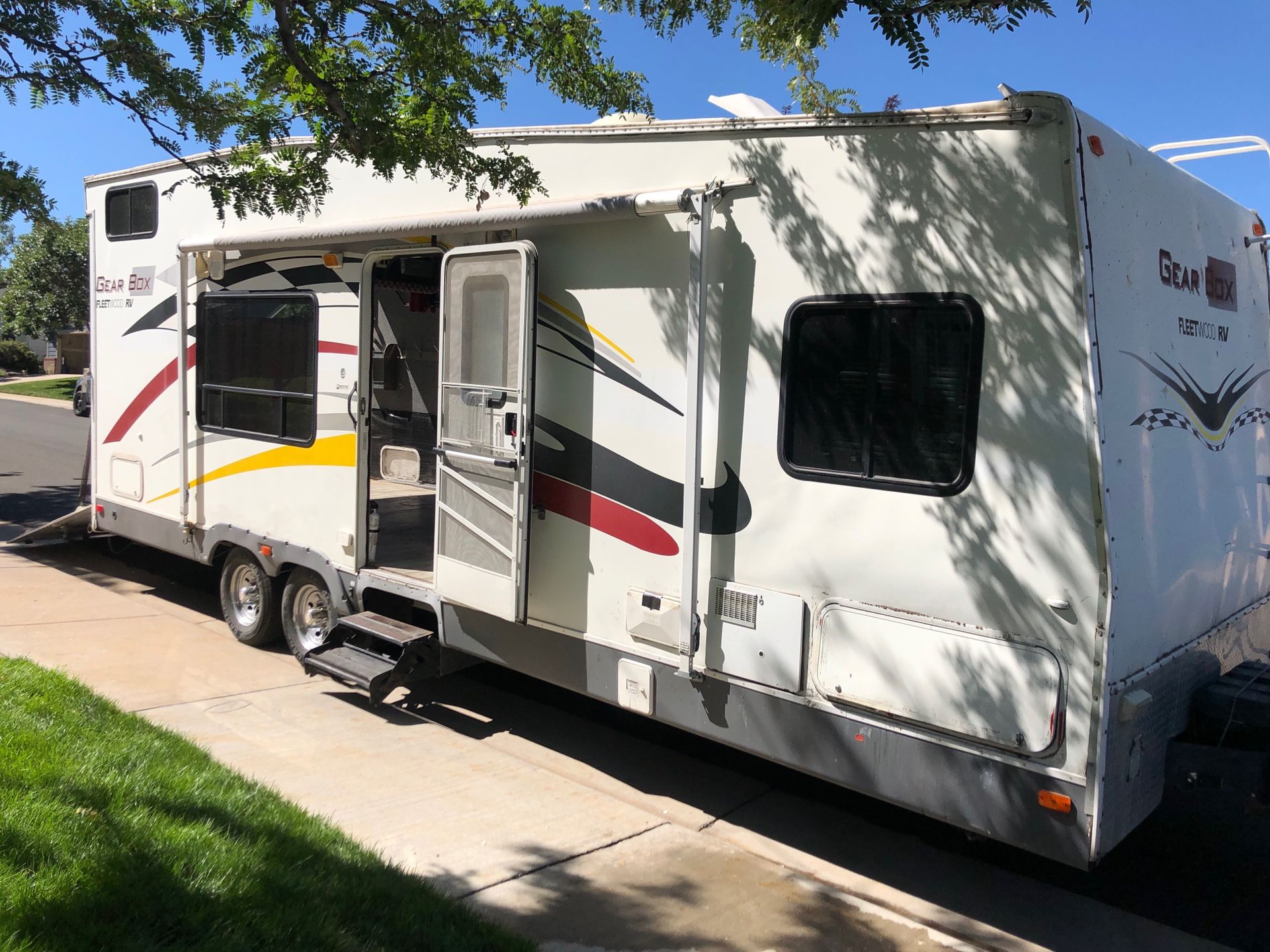 2004 Fleetwood Gear Box Toy Hauler