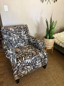 Accent Chair – Slightly Used – Excellent Condition