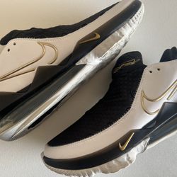 Nike LeBron 17 Low White Metallic Gold