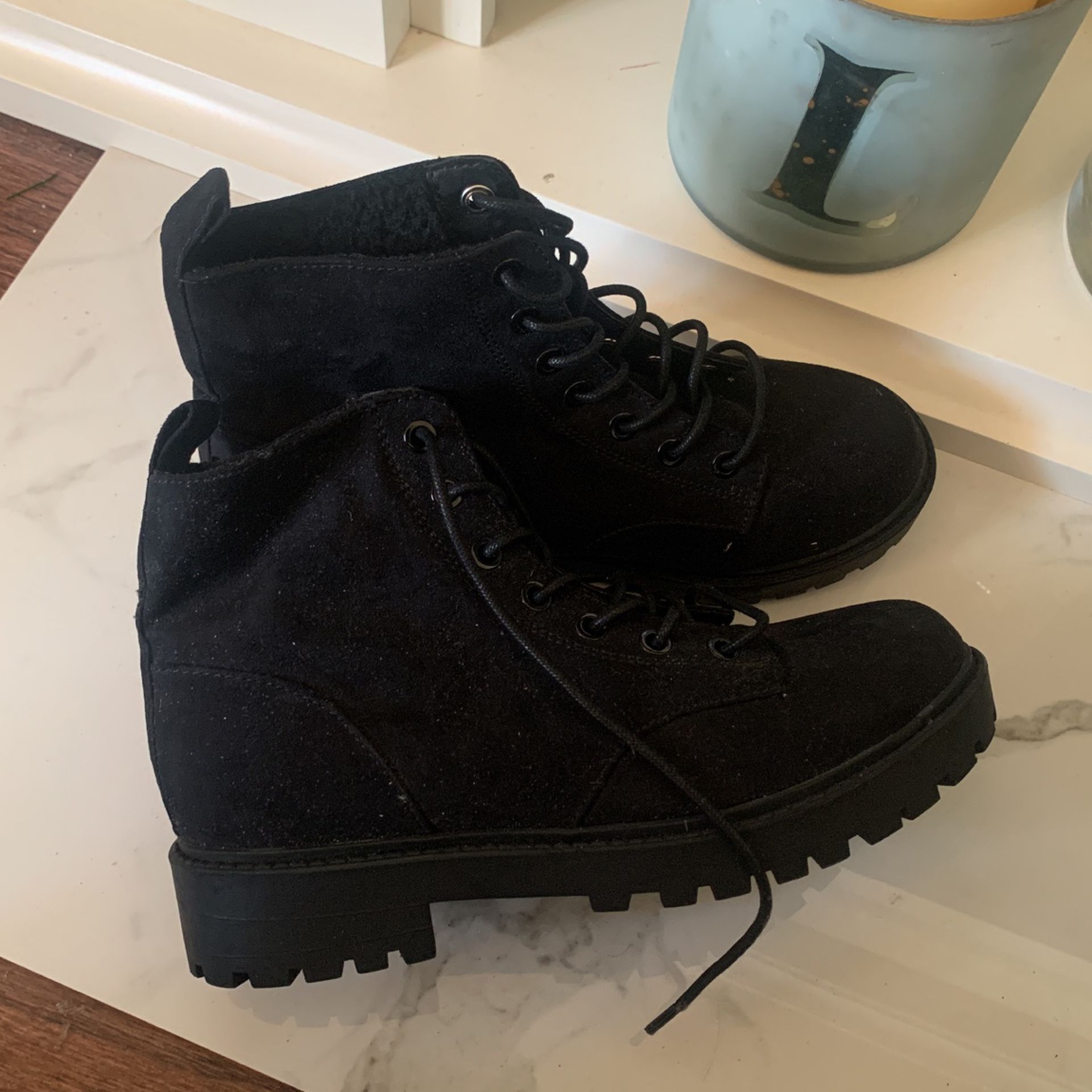 BRAND NEW WOMENS BOOTS -SIZE 37 NEVER WORN