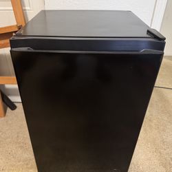 Hisense single-door compact refrigerator